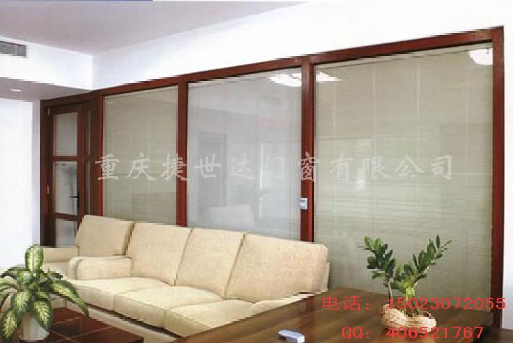 中空百叶玻璃,又称“阳光开关”,是一种单手柄磁控的内置百叶中空玻璃;在建筑工程中使用,并不增加其成本,原因是其同时具有外遮阳功能和建筑保温特性。“阳光开关”使建筑更具人性化,成为建筑开发商和消费者广受欢迎的产品之一。这是一种将百叶片安装在中空玻璃内的新型遮阳产品。
