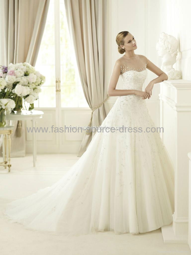 Lotus leaf style white wedding bridal dress with diamond strap around neck