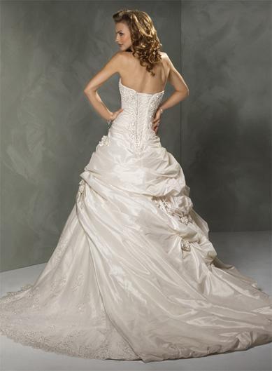 Your search for traditional and original bridal gowns and wedding dresses 