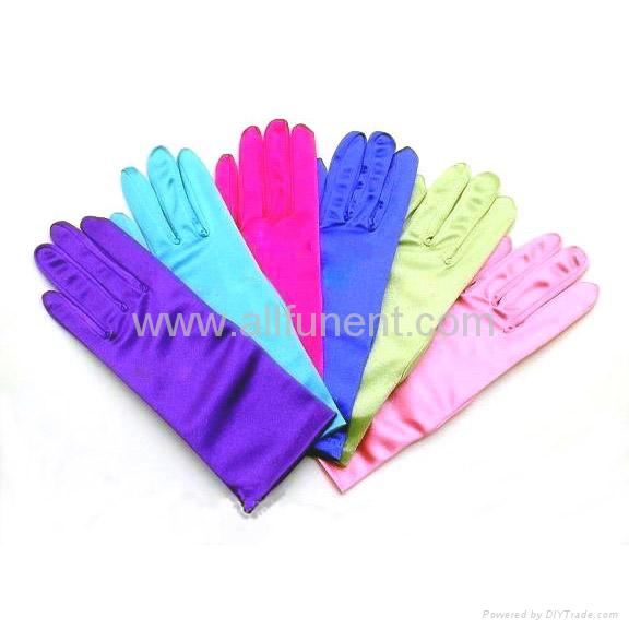 The red elegant wedding gloves The red elegant wedding gloves