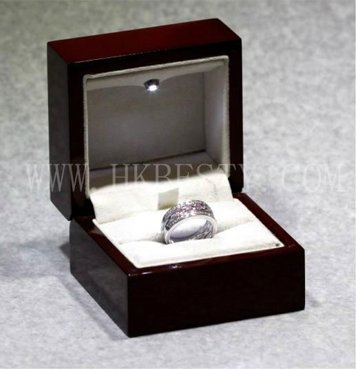 Wedding ring box with LED spotlights