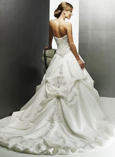 hotsale sweetheart silver embroidery taffeta wedding dress with long train 2