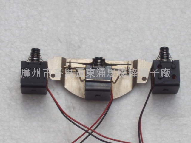 汽車摩托車大燈透鏡變光電磁鐵 SDL-U0616L-12A DC12V/0.6A/17.5 性能優劣: 1. 電磁鐵鐵芯耐磨,撞擊性好,長年使用頂部無損 2. 鐵芯活動靈活,反應速度快 3. 電磁鐵的線軸採用美國杜邦材料耐高溫耐磨損 4. 電磁鐵溫升50~220其吸力仍穩定安全可靠 5. 電磁鐵溫升50~220其彈簧彈力仍穩定。 6.