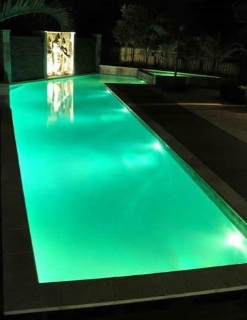 Szivárvány színű LED fények a medencében - ANRO