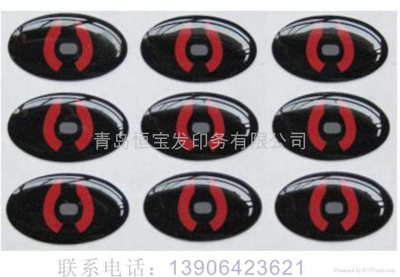 采用不干胶材料印刷加表面进口或国产水晶滴塑商标:软、硬环氧树脂、PU胶。背胶:3M、T4000、日东500等各种双面胶纸。特点:表面光亮透明,色彩亮丽、易粘贴曲面水晶滴胶,防灰尘,防水。无泡。透明度如玻璃。立体感好,适应用于摩托车、轿车、发电机、冰箱、洗衣机、电视、家具等各种高档商标产品。可定做任意图案。欢迎来电、来样咨询订做。我厂将以最优质的产品、最优惠的价格,提供给广大顾客朋友,竭诚欢迎新老客户来人来电联系!质优价廉.