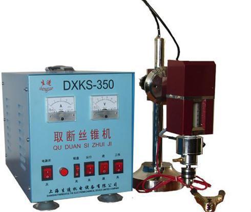 上海三振nd-d接线图_接线图分享 上海珀創機電有限公司 電話:021-56668131(上班時間撥打) 傳真:021-56475272POC-2100型焊機是我公司開發的專業用於高精密度冷焊機,該系列焊機的焊補與焊接精度達到或超過激光焊機的精度,同時又具有氬焊的速度、靈活度,具有較高的實用性,是焊補焊接行業的真正幫手。 它是將儲存於電容器中的電能在瞬間通過脈衝電弧的形式釋放于鎢極與工件之間,溫度極高的電弧使金屬材料組成的工件和焊絲迅速熔化而熔接在一起,達到焊補焊接目的。(敬請區分市面上其他逆變性質,氬弧焊改裝的機器!) 時間很短,發熱量很
