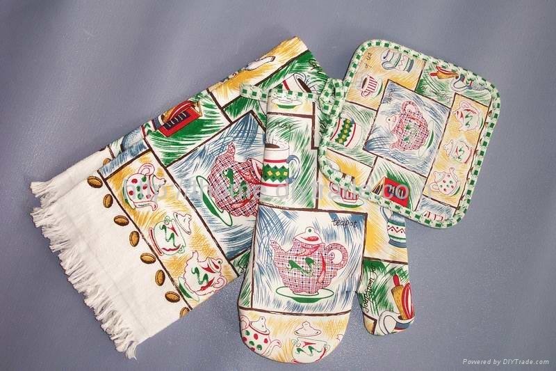 Apron ,kitchen towel ,over mitten and pot holder  3