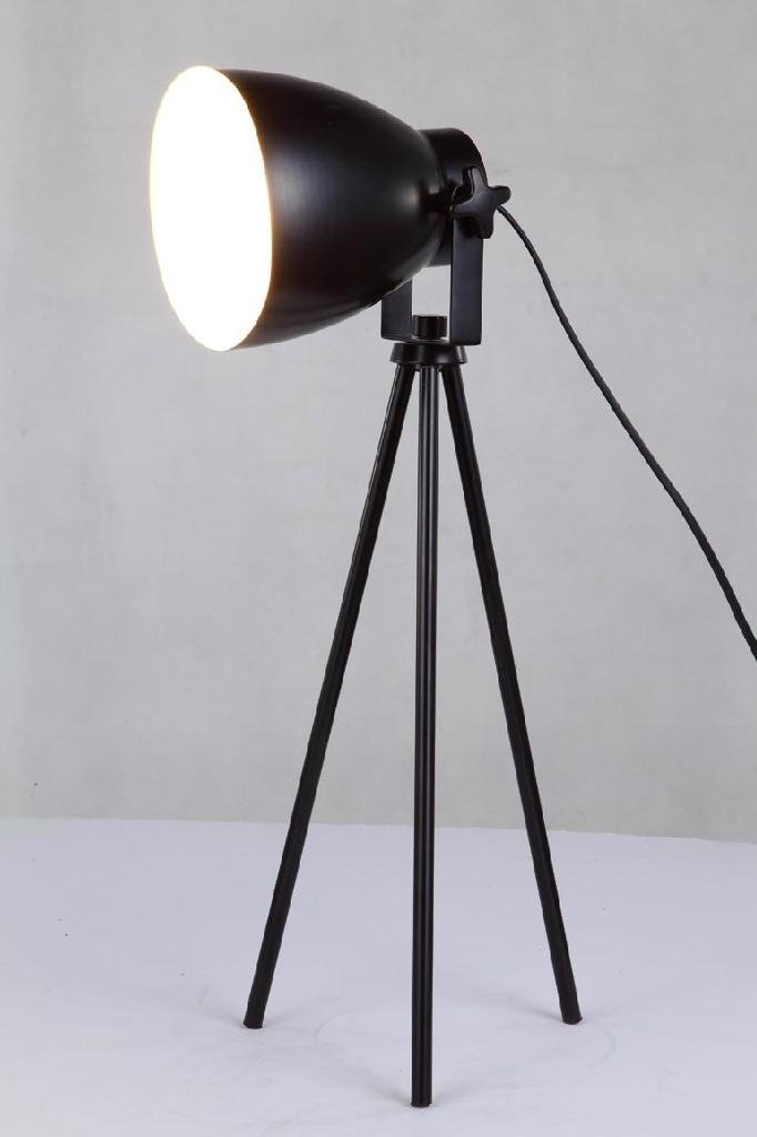 Tripod desk lamp with spray-paint finishing