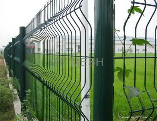 WIRE MESH FENCE