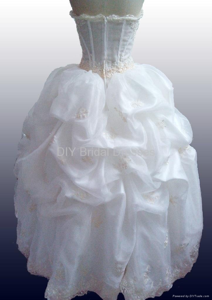 Sweetheart neck strapless organza beaded bodice wedding dress 3
