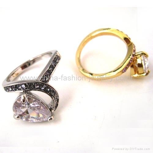 Alloy ring with rhinestones