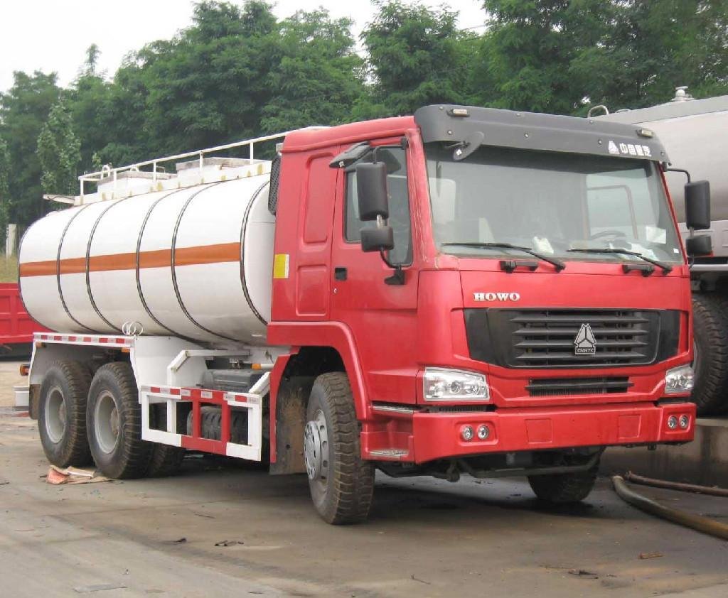 sinotruk howo 6*4 oil tanker truck