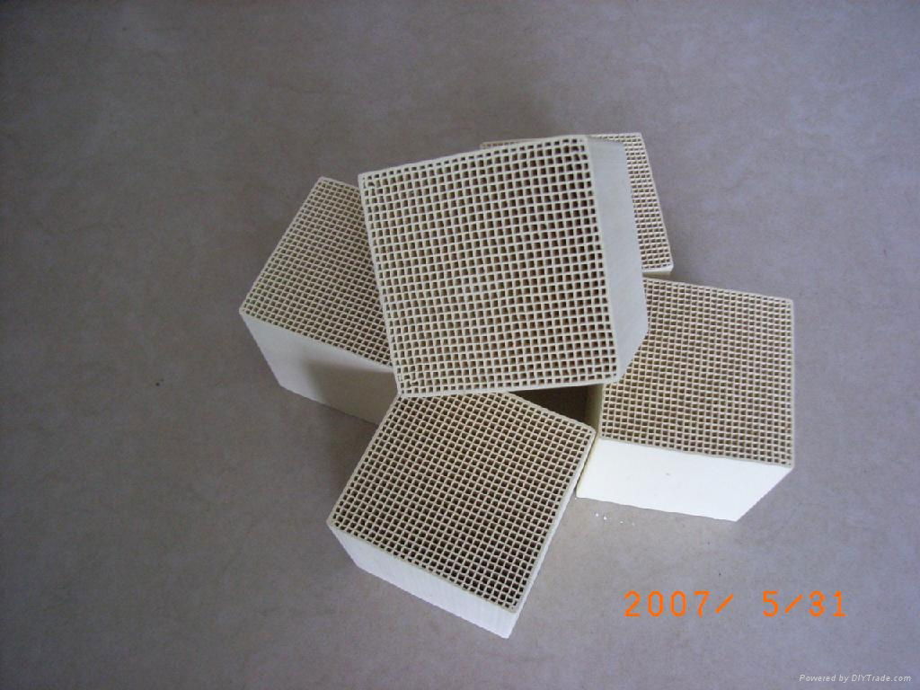 Ceramic honeycomb carrier or support 2