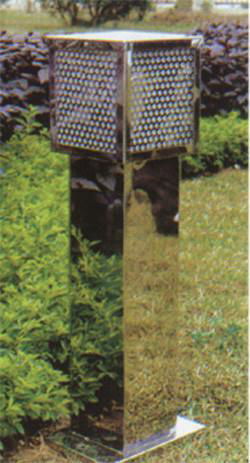 Decorative antenna of lawn lamp type