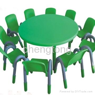 Kids' plastic table and chair 2
