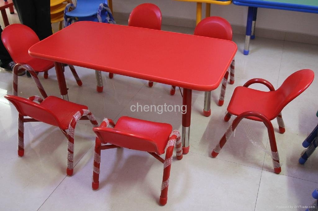 Kids' plastic table and chair 3