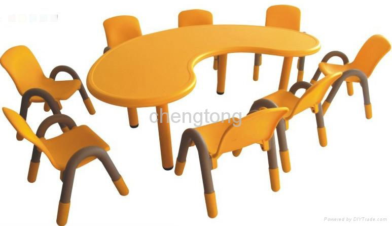 Kids' plastic table and chair 4