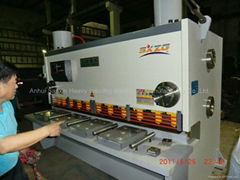  HYDRAULIC NC/CNC GUILLOTINE SHEARING MACHINE