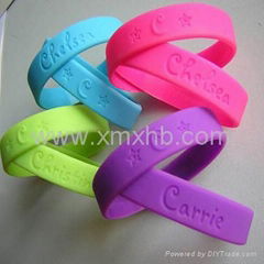 custom debossed silicone bracelets