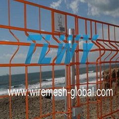 curvy welded mesh fence