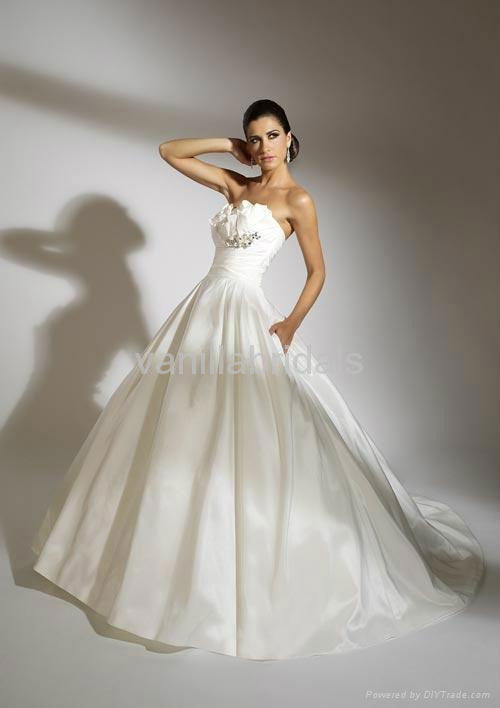 Stunning Strapless A-line Taffeta Wedding Dress