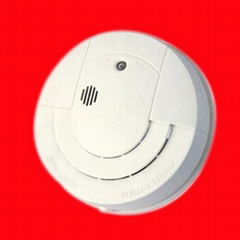 Smoke detector with 9 VDC backup battery