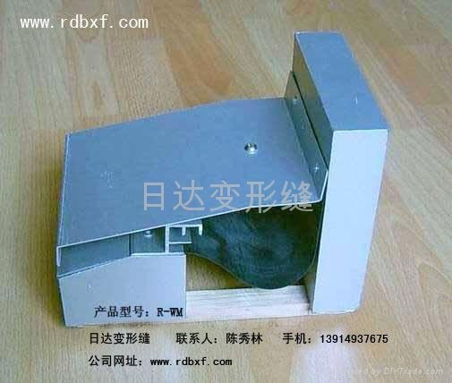 金屬蓋板型屋面變形縫裝置