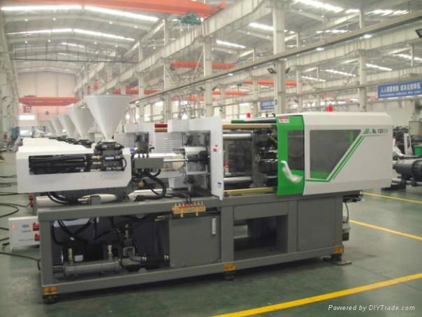 Plastic injection molding machine 5