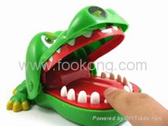 Funny Bite Finger Green Crocodile Prank Toy Cell Phone Strap