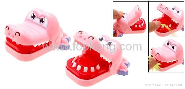 Funny Bite Finger Green Crocodile Prank Toy Cell Phone Strap 2