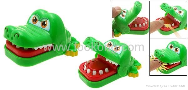 Funny Bite Finger Green Crocodile Prank Toy Cell Phone Strap 3