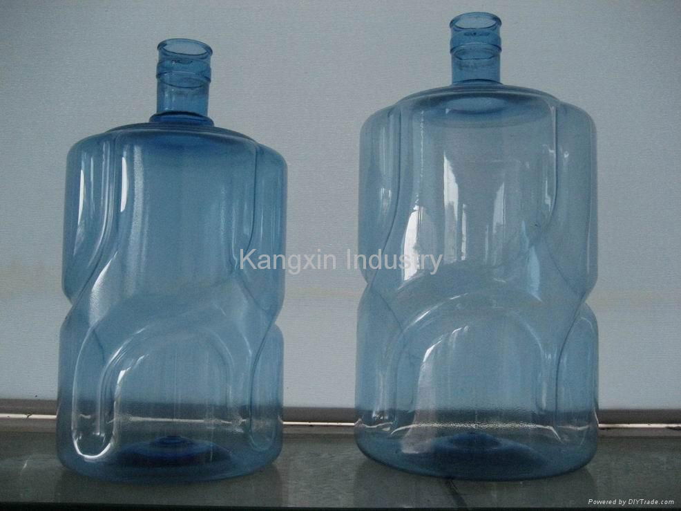 Plastic injection mould