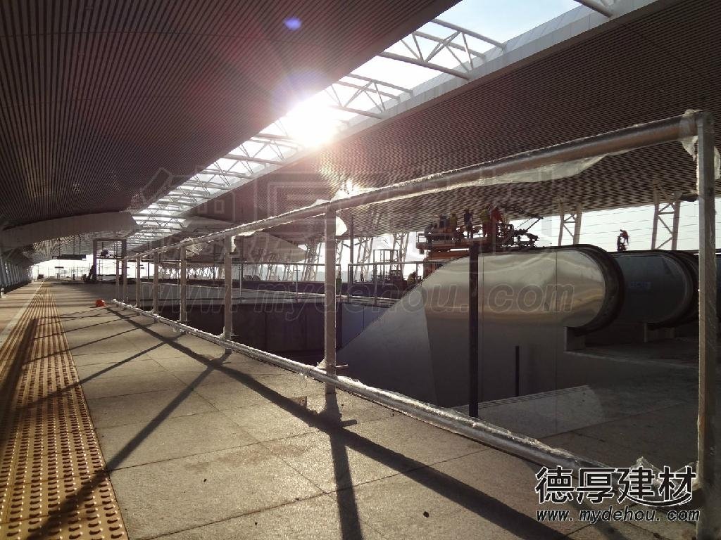 不锈钢玻璃车站护栏广深港高铁车站