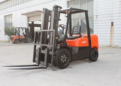 FORKLIFT  TRUCK CPCD30