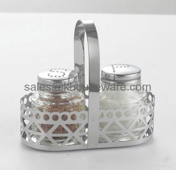 Salt and Pepper Shaker 4