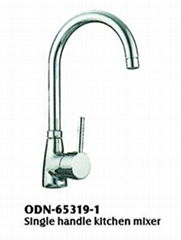 Single handle kitchen faucet