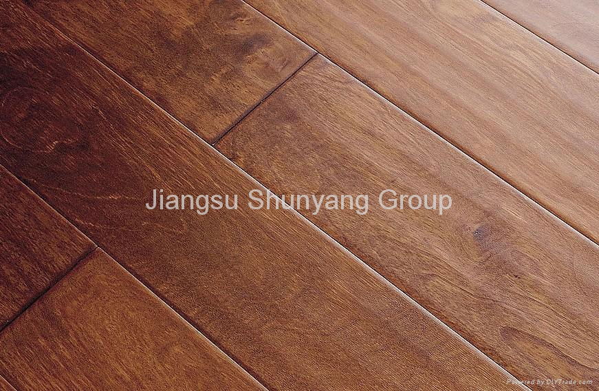 Solid wood flooring with wire-brushed surface 2