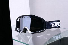 skiing goggle