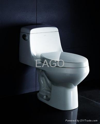 one-piece siphonic toilet with soft-closing seat cover 2