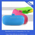 2011 newest design silicone mobile phone pouch 1