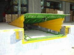 hydraulic dock leveler