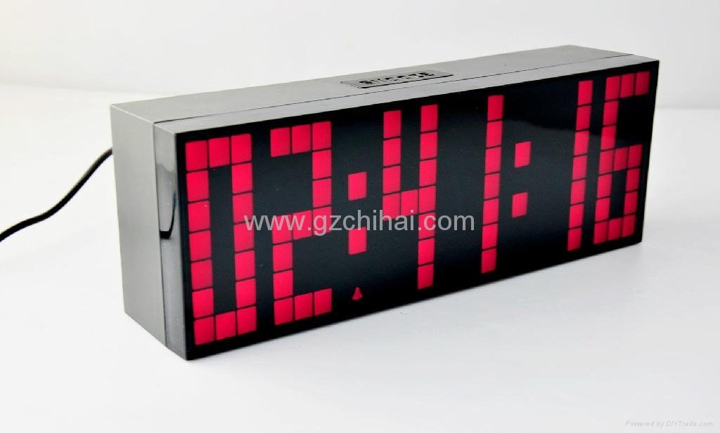 2011年最热销的红色LED闹钟 3