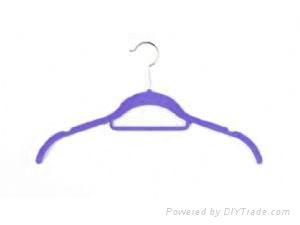 shirt hanger with tie bar and indent