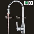 LED temperature detectable faucet light  3