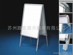 Aluminum poster frame