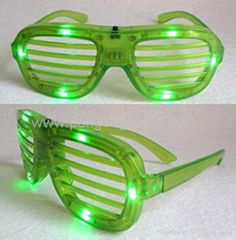 Novelty glasses with flash light