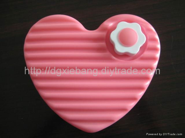 600ml blow molding plastic HDPE heart-shaped love hot water bottles 2