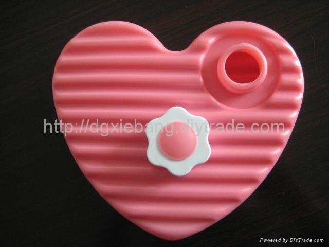 600ml blow molding plastic HDPE heart-shaped love hot water bottles 3