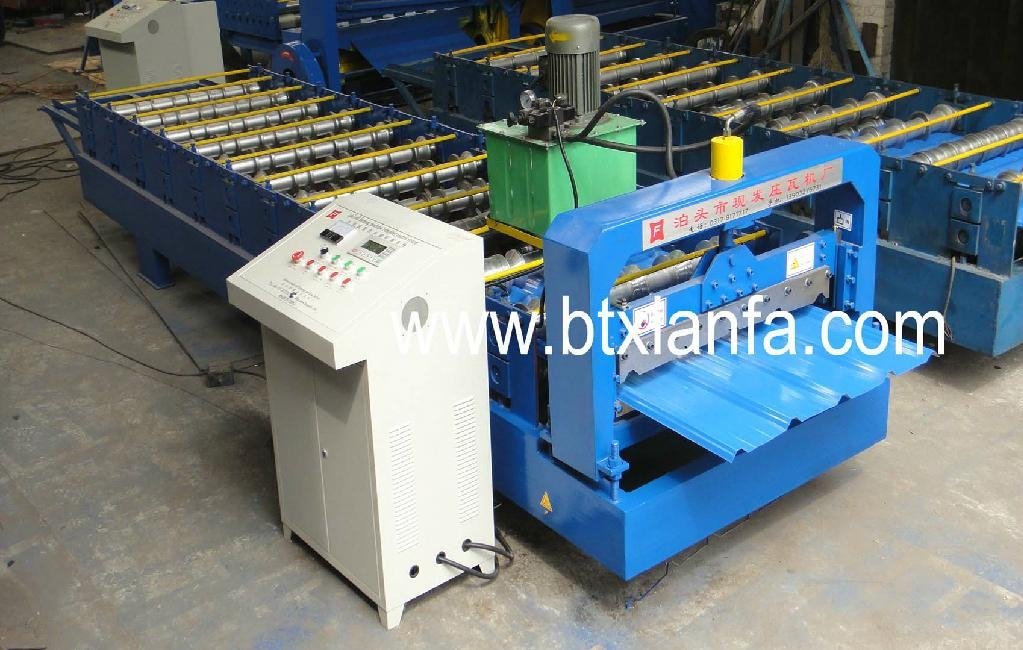 Trapezoidal profile roof panel roll forming machine