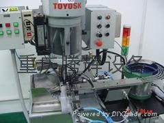 Vibration plate automatic feeding and tapping